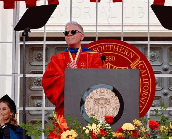 dexter-holland-do-the-offspring-emociona-formandos-ao-unir-ciencia-e-punk-rock-em-discurso-universitario
