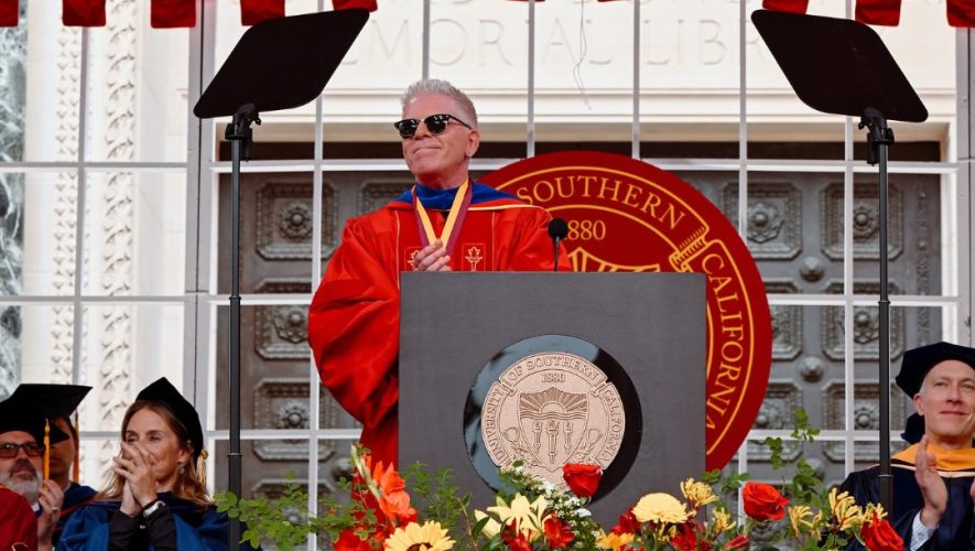 dexter-holland-do-the-offspring-emociona-formandos-ao-unir-ciencia-e-punk-rock-em-discurso-universitario