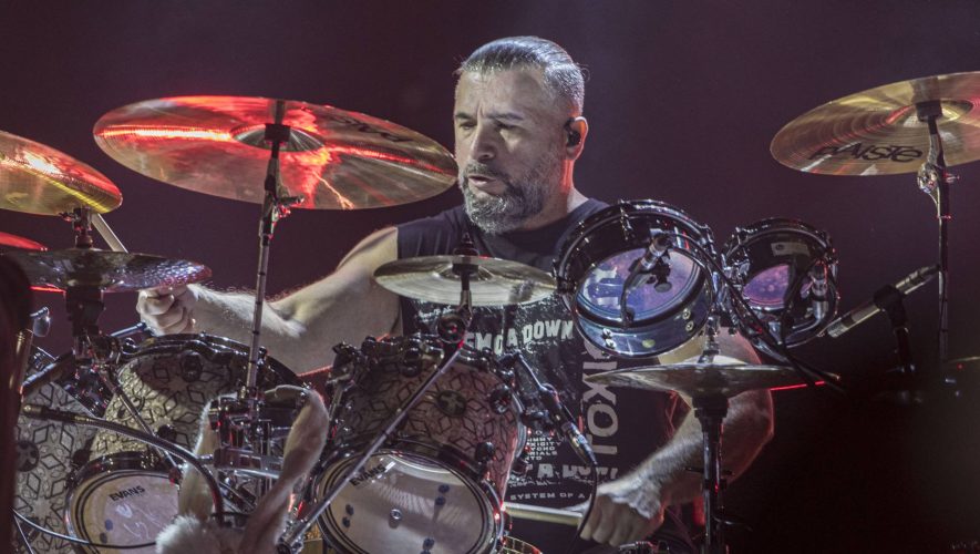 john-dolmayan-remarca-sessoes-de-autografos-da-hq-ascencia-e-adiciona-data-em-sao-paulo