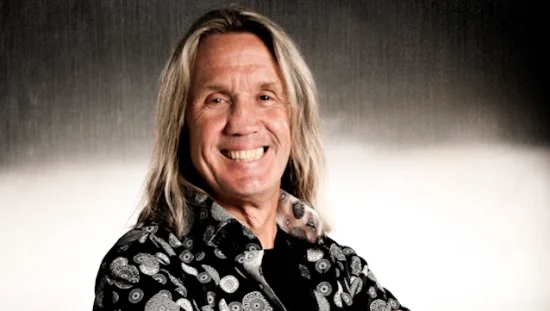 nicko-mcbrain-do-iron-maiden-lanca-autobiografia-hello-boys-and-girls