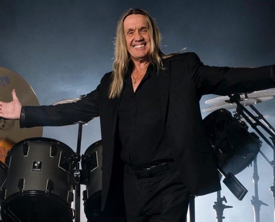 nicko-mcbrain-do-iron-maiden-lanca-autobiografia-hello-boys-and-girls