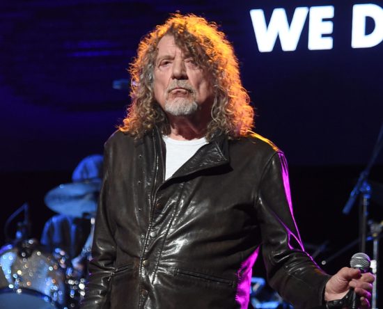 robert-plant-surpreende-convidados-ao-ser-flagrado-em-refeitorio-durante-o-c6-fest-em-sao-paulo