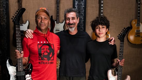 tom-morello-lanca-adjourn-it-com-serj-tankian-e-participacao-do-filho-roman