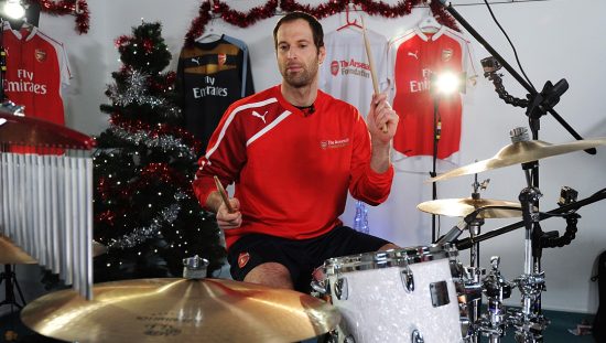 petr-cech-ex-goleiro-do-chelsea-impressiona-ao-tocar-classico-do-journey-e-recebe-elogios-do-baterista-original