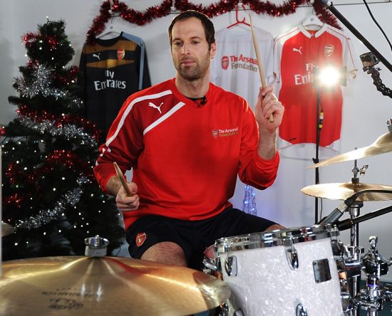 petr-cech-ex-goleiro-do-chelsea-impressiona-ao-tocar-classico-do-journey-e-recebe-elogios-do-baterista-original