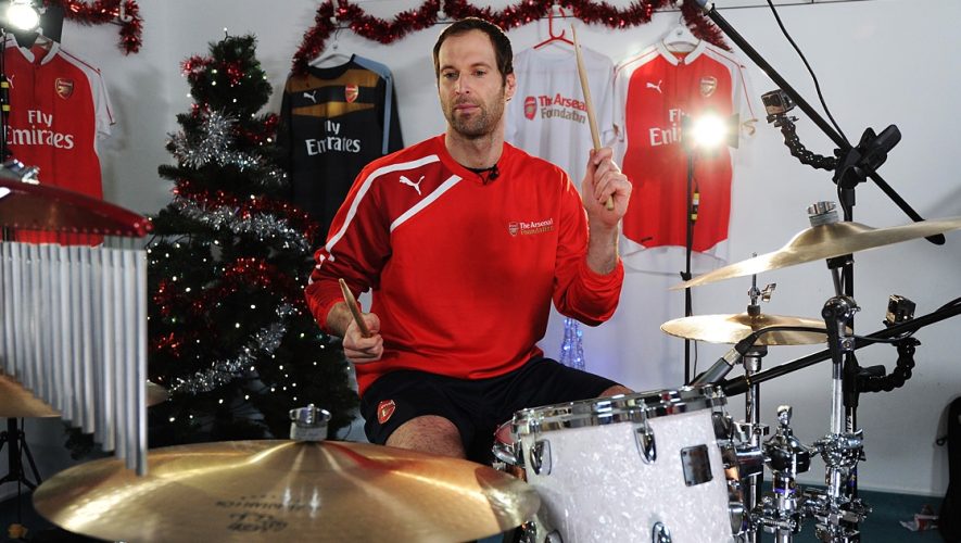 petr-cech-ex-goleiro-do-chelsea-impressiona-ao-tocar-classico-do-journey-e-recebe-elogios-do-baterista-original