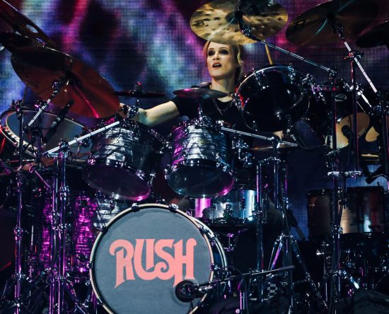 rush-inicia-primeira-turne-sem-neil-peart-e-estreia-nova-formacao-com-anika-nilles-na-bateria