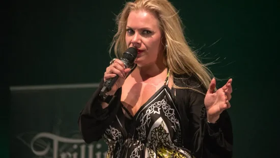 Com tumor cerebral agressivo, Amanda Somerville recebe apoio da comunidade do metal