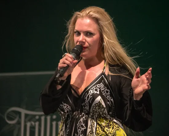 Com tumor cerebral agressivo, Amanda Somerville recebe apoio da comunidade do metal