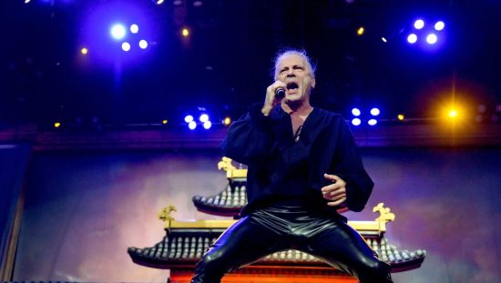 Fãs ignoram aviso e acendem sinalizadores durante show do Iron Maiden em São Paulo