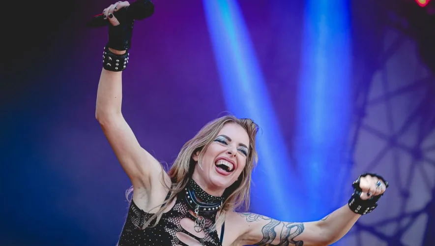 Laura Guldemond deixa o Burning Witches após sete anos como vocalista