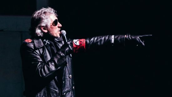 Roger Waters fala sobre impactos negativos no mundo caso Flávio Bolsonaro seja eleito