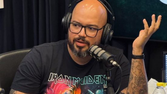 Youtuber é proibido de usar adesivos políticos em show cover mas banda pede voto para 22